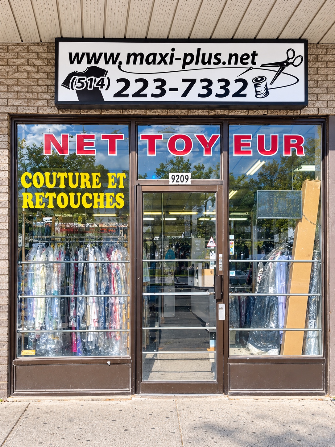 La façade du Nettoyeur Maxi-Plus au 9209 boulevard Saint-Michel